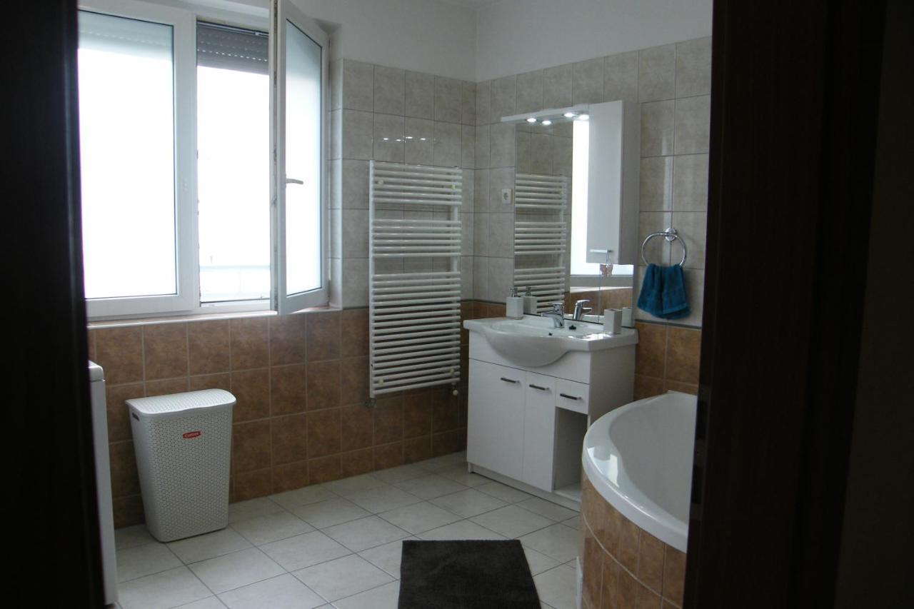 Happy Apartman Hajdúszoboszló Esterno foto